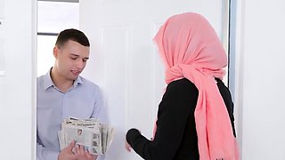 Neighbor catches unfaithful arab teen