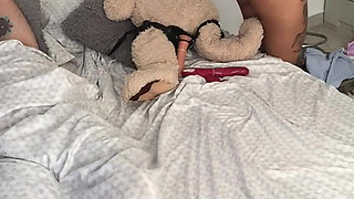 My girlfriend masturbates in front of me.