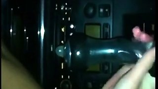 Elle se fait du bien dans la voiture avec son jouet