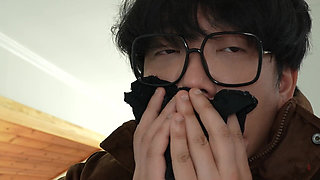 Manager Addicted to the Scent of His Idol's Discarded Panties