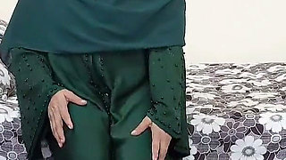 Very Hot Pakistani Muslim Niqab Women Masturbation by Dildo