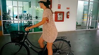 Omg!!! Sexy Amateur MILF Pisses on Her Bike in the Parking Garage