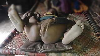 Village bhabhi ki choot ki garmi kaun shaant karega