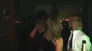 douce se fait un couple devant son homme