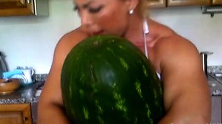 strong Anna crush melone