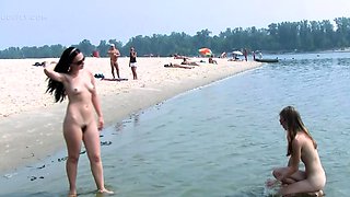 Nudist teen with slim body is enjoying the sun