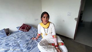 After returning from the market, the beautiful village bhabhi started teasing me Hindi ShrutiLiveCum