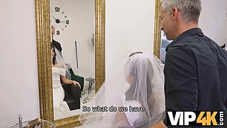 Vip4k. hairdresser entices Sexy Bride in the wedding clothes for a quick bang
